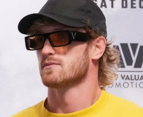 Logan Paul atende jornalistas em media day de evento de boxe.