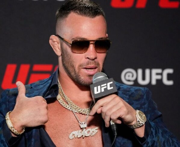 Durante media day do UFC, Colby Covington usa óculos escuros e cordões de prata