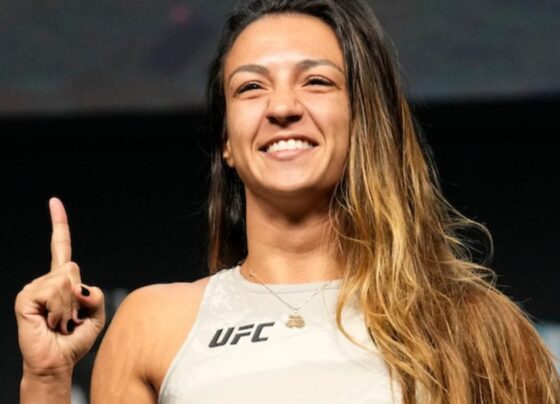 Com o dedo em riste, Amanda Ribas passa pela pesagem do UFC 285.