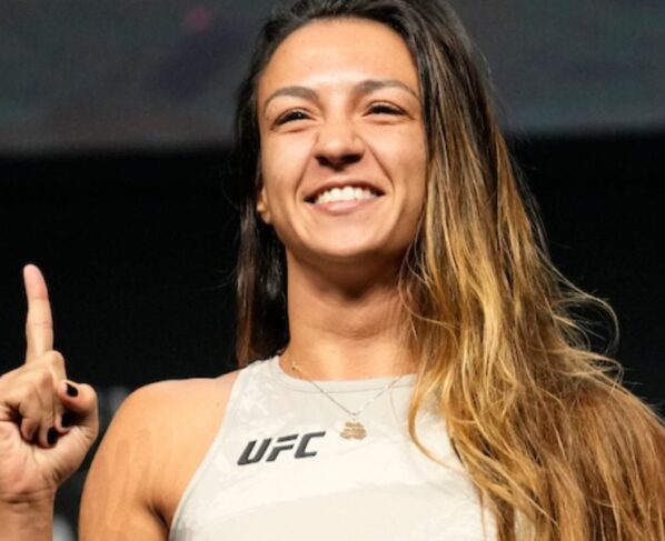 Com o dedo em riste, Amanda Ribas passa pela pesagem do UFC 285.