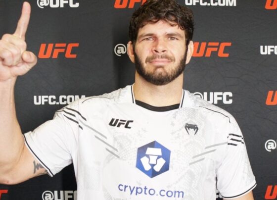 Philipe Lins posa para foto após vencer Ion Cutelaba no UFC 299.