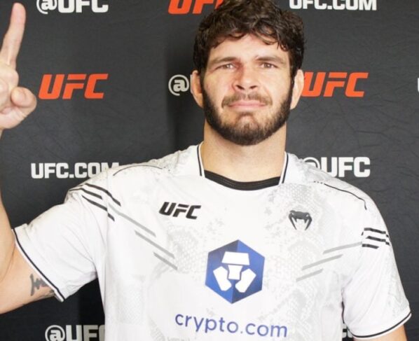 Philipe Lins posa para foto após vencer Ion Cutelaba no UFC 299.