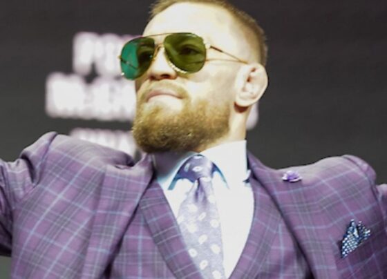 Conor McGregor marca presença na coletiva de imprensa do UFC para trilogia com Dustin Poirier.