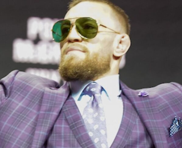 Conor McGregor marca presença na coletiva de imprensa do UFC para trilogia com Dustin Poirier.