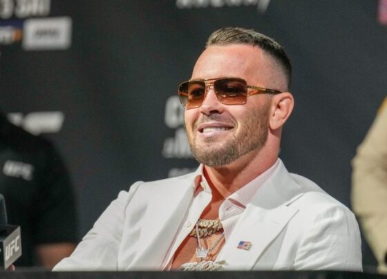 Colby Covington sorrindo durante coletiva de imprensa do UFC 272.