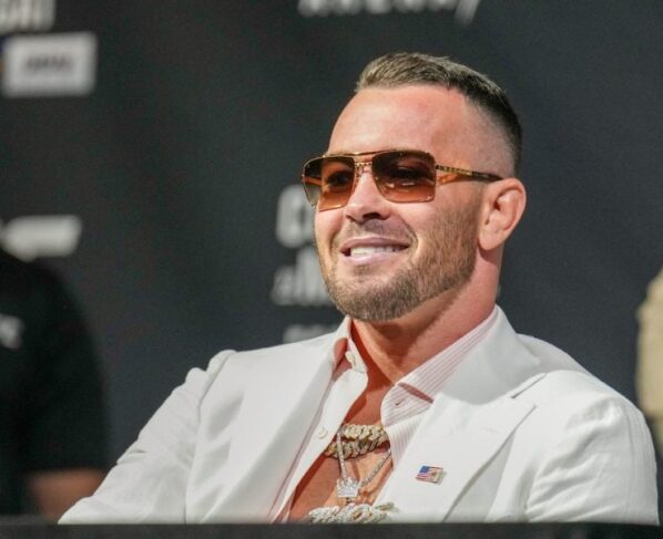 Colby Covington sorrindo durante coletiva de imprensa do UFC 272.