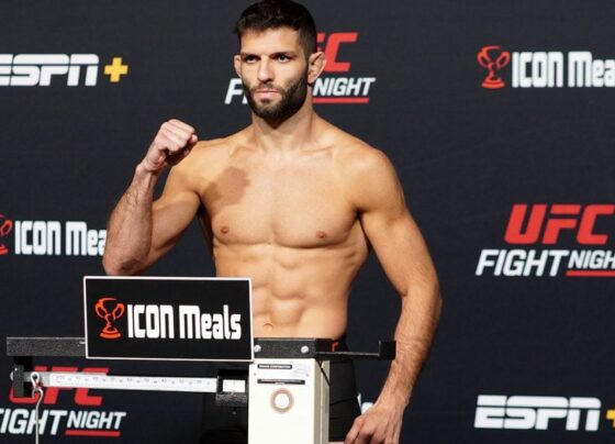 Thiago Moises posa para fotos após bater o peso para sua luta no UFC Vegas 88