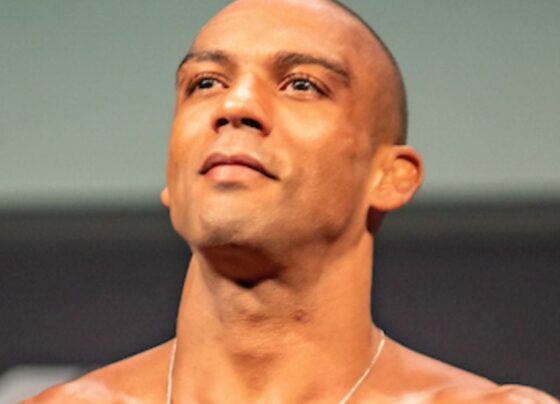 Edson Barboza posa para foto na pesagem cerimonial do UFC