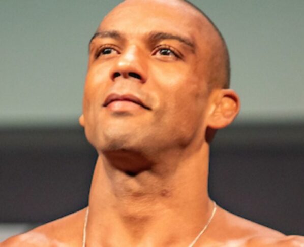 Edson Barboza posa para foto na pesagem cerimonial do UFC