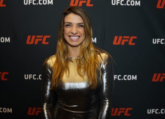 Mackenzie Dern posa para fotos após ser entrevistada pela reportagem da Ag Fight