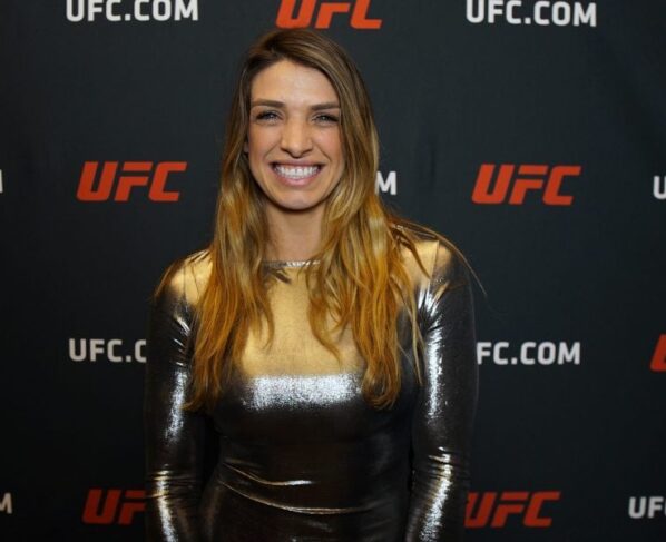 Mackenzie Dern posa para fotos após ser entrevistada pela reportagem da Ag Fight