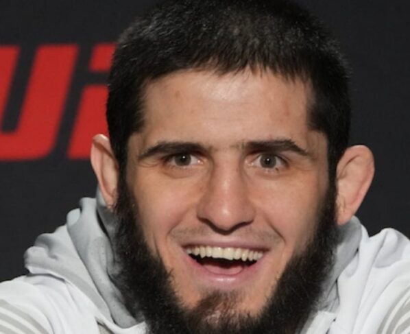 Islam Makhachev dá continuidade ao legado de Khabib Nurmagomedov e é campeão do peso-leve do UFC