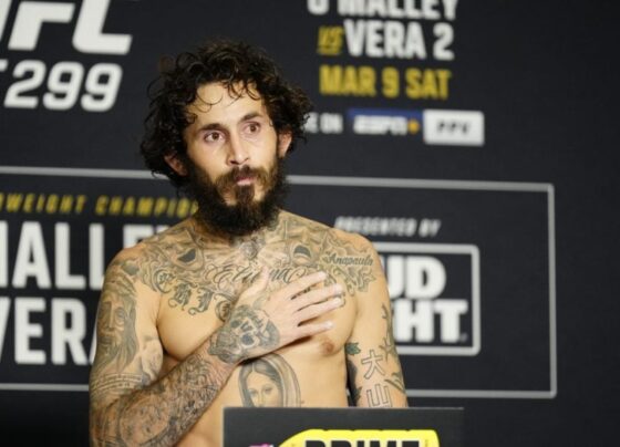 Marlon Vera na pesagem oficial do UFC 299.