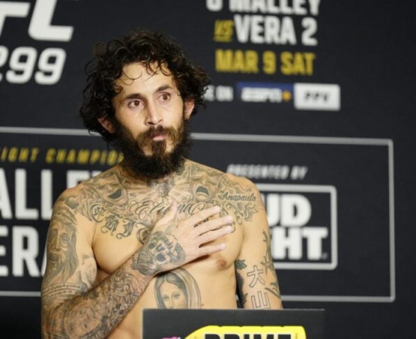 Marlon Vera na pesagem oficial do UFC 299.