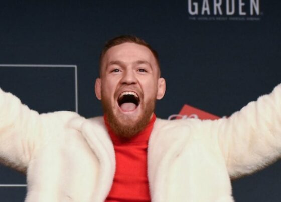 Com um casaco de pele branco, Conor McGregor rouba a cena durante coletiva de imprensa do UFC