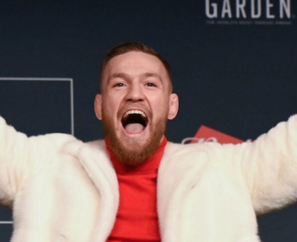 Com um casaco de pele branco, Conor McGregor rouba a cena durante coletiva de imprensa do UFC