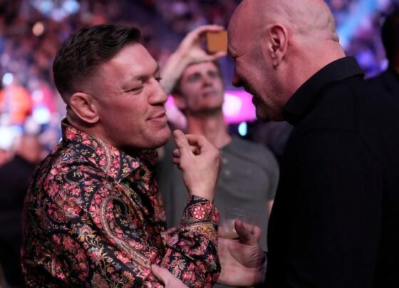 Dana White e Conor McGregor conversam durante a realização do UFC 285.