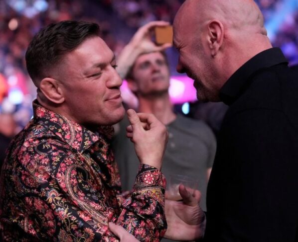 Dana White e Conor McGregor conversam durante a realização do UFC 285.