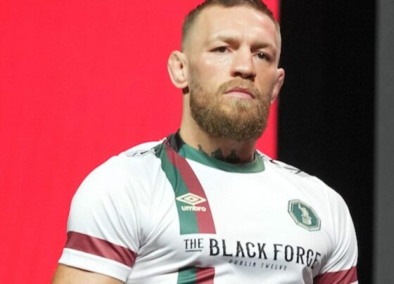 Conor McGregor sobe ao palco para participar de coletiva no UFC