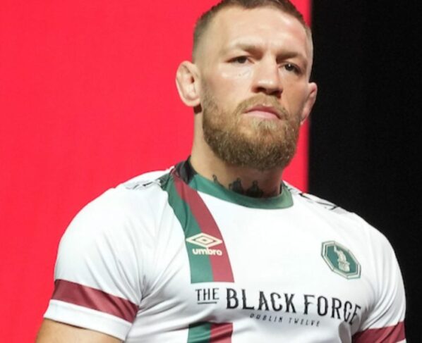 Conor McGregor sobe ao palco para participar de coletiva no UFC