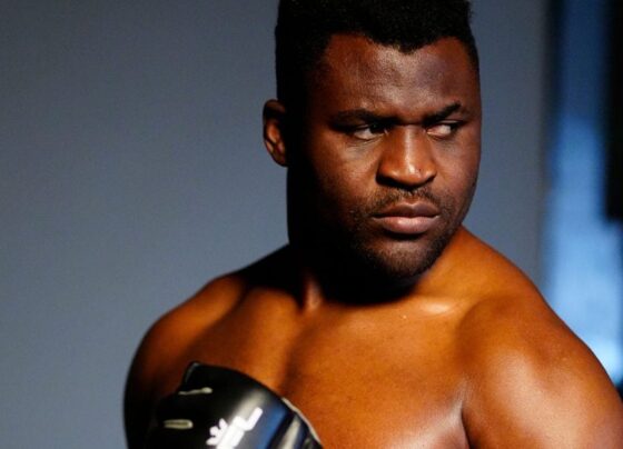 Francis Ngannou posa com as luvas da PFL nos punhos