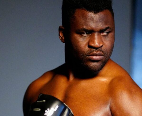 Francis Ngannou posa com as luvas da PFL nos punhos