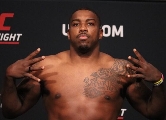 Walt Harris posa para foto após passar por pesagem do UFC