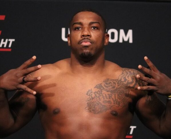 Walt Harris posa para foto após passar por pesagem do UFC