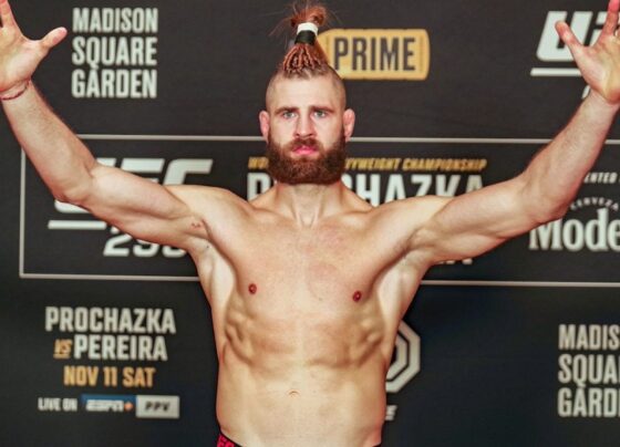 Jiri Prochazka passa pela balança na pesagem oficial do UFC 295