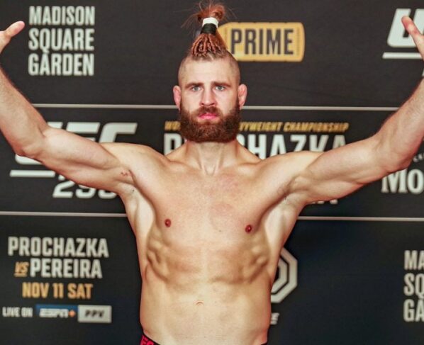 Jiri Prochazka passa pela balança na pesagem oficial do UFC 295