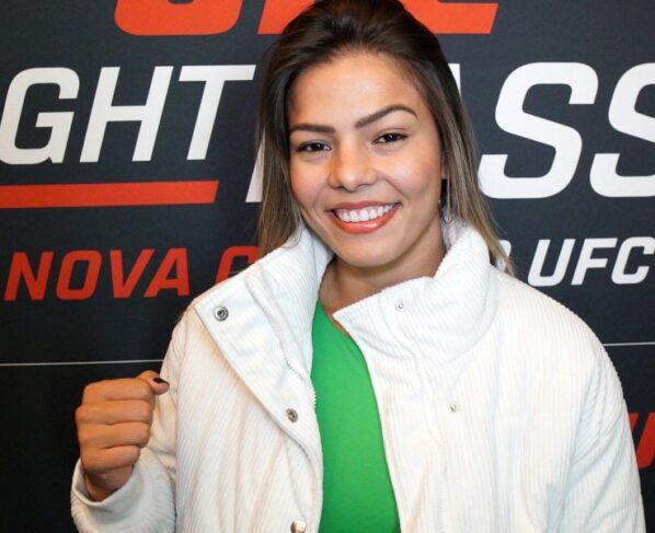 Luana Santos posa para foto após dar entrevista para a Ag Fight em Las Vegas