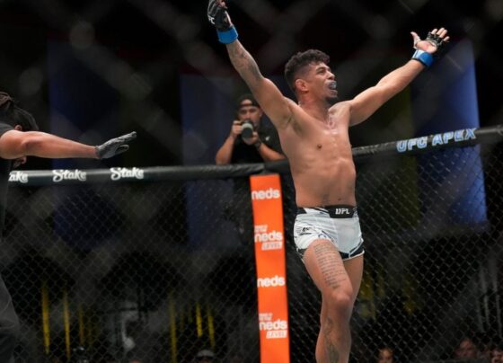 Jonathan Martinez celebra sua vitória no UFC Vegas 62.