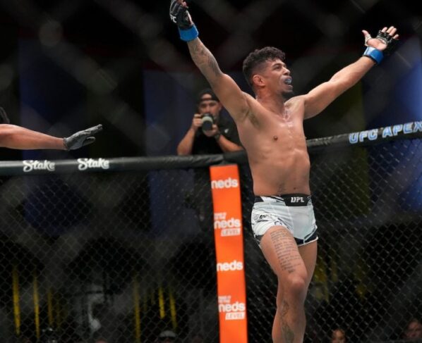 Jonathan Martinez celebra sua vitória no UFC Vegas 62.