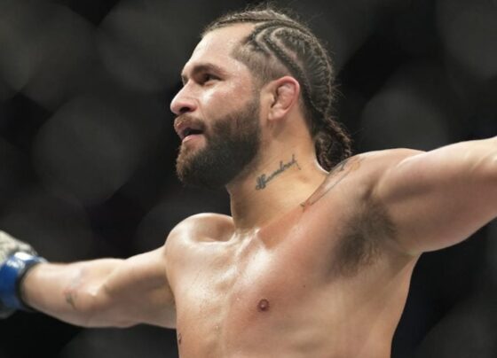 De tranças, Masvidal entra no octógono durante o UFC 272, para sua luta contra Colby Covington