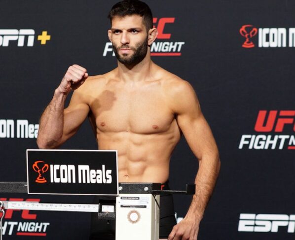 Thiago Moises posa para fotos após bater o peso para sua luta no UFC Vegas 88