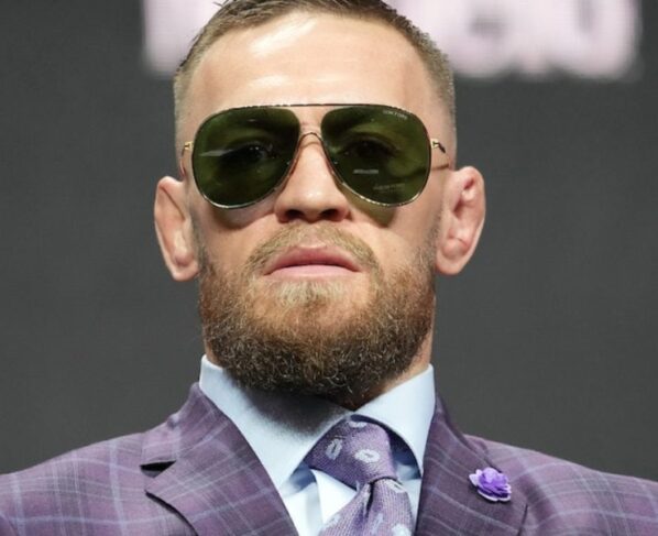 Conor McGregor é ex-campeão do peso-pena e do peso-leve do UFC