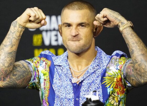 Dustin Poirier na coletiva de imprensa do UFC 299.