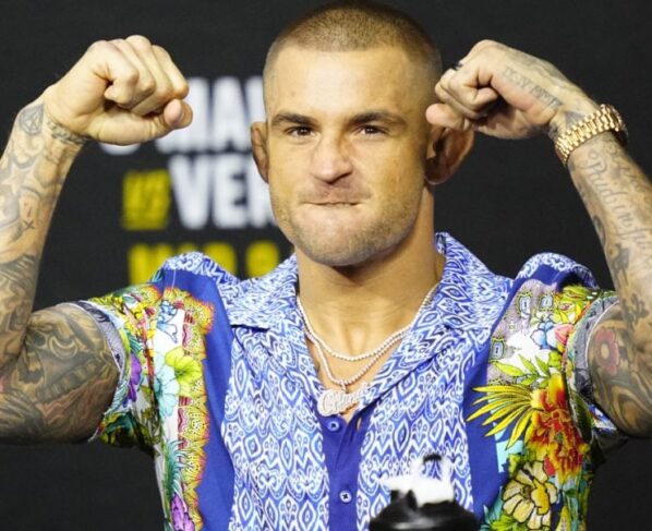 Dustin Poirier na coletiva de imprensa do UFC 299.