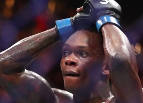 Israel Adesanya vence Alex Poatan por nocaute no UFC 287.