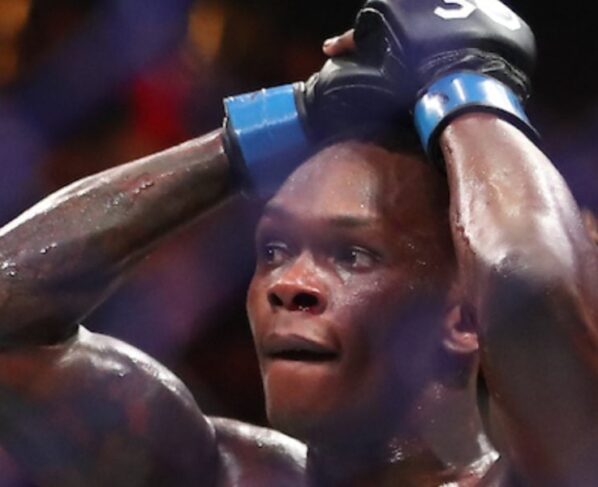 Israel Adesanya vence Alex Poatan por nocaute no UFC 287.