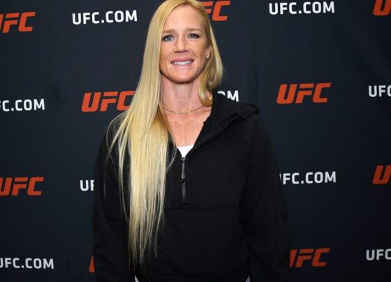 Holly Holm posa para fotos após sua entrevista para a Ag Fight no UFC Apex