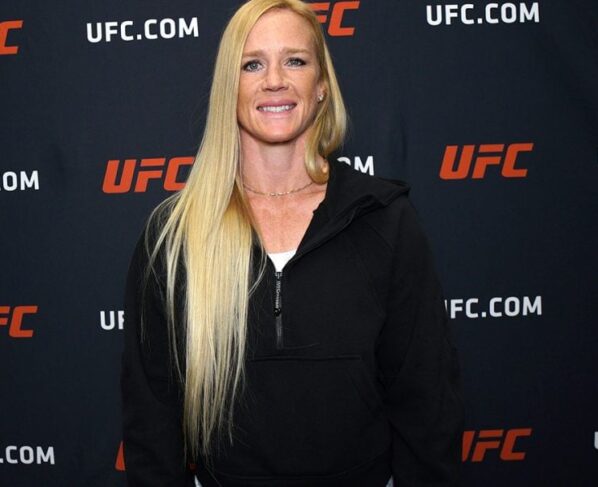 Holly Holm posa para fotos após sua entrevista para a Ag Fight no UFC Apex