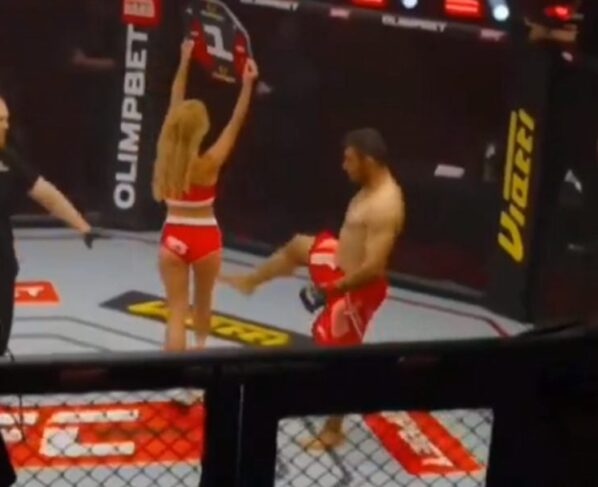 Lutador iraniano chuta ring girl em evento russo de MMA.