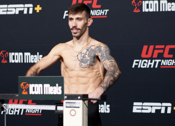 Matheus Nicolau posa para fotos após se pesar para a luta principal do UFC Vegas 91