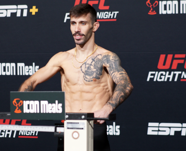 Matheus Nicolau posa para fotos após se pesar para a luta principal do UFC Vegas 91