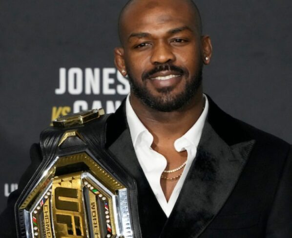 Jon Jones se tornou campeão do peso-pesado do UFC em sua estreia na categoria