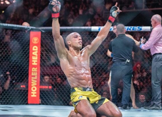 Edson Barboza vence Billy Quarantillo no UFC Kansas City e comemora vitória