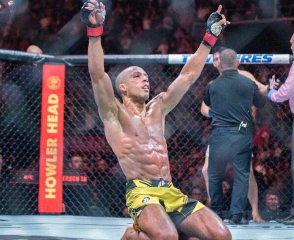 Edson Barboza vence Billy Quarantillo no UFC Kansas City e comemora vitória