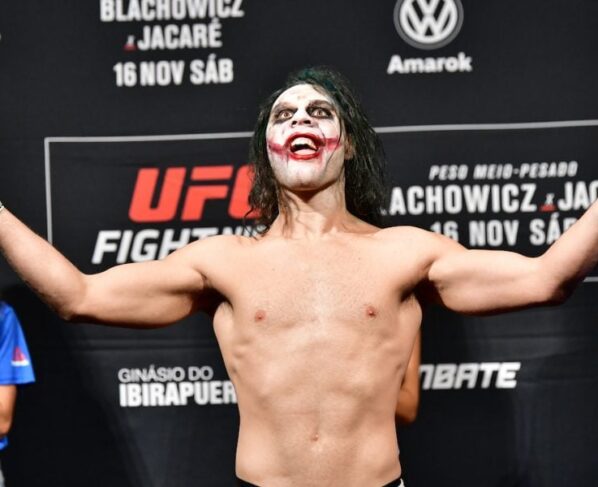 Markus 'Maluko' Perez fazendo cosplay de Coringa do Batman durante pesagem cerimonial do UFC São Paulo, em 2019.