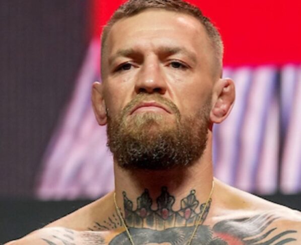 Conor McGregor é ex-campeão do peso-pena e do peso-leve do UFC